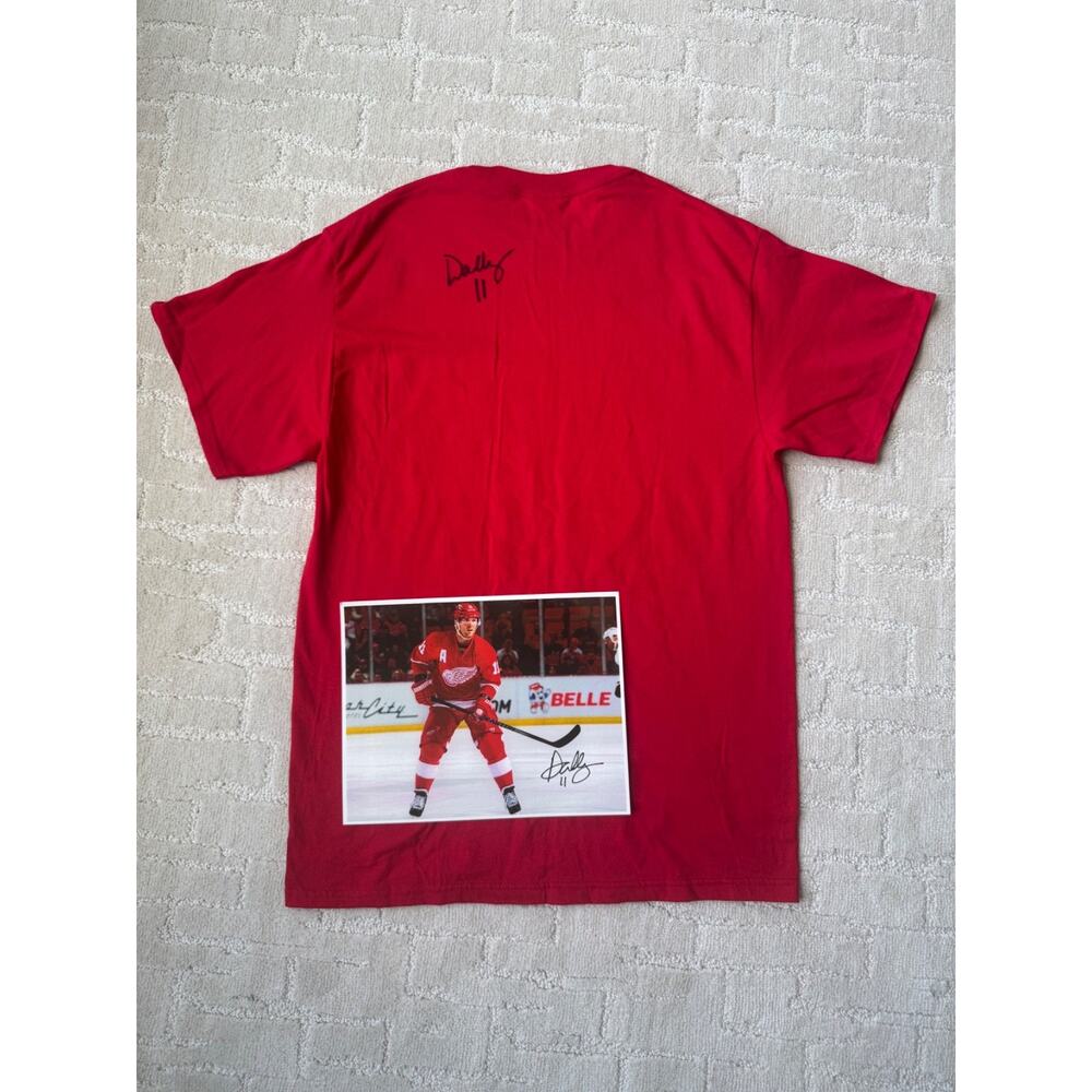 Detroit Red Wings Signed 8.5x11 DANIEL CLEARY Photo and T Shirt